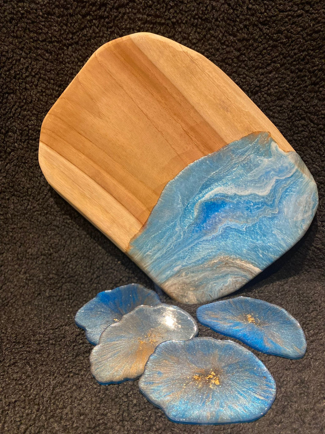 Blauwe Dirty Pour Set; Teakhouten Borrelplank + 4 Dirty Pour Onderzetters