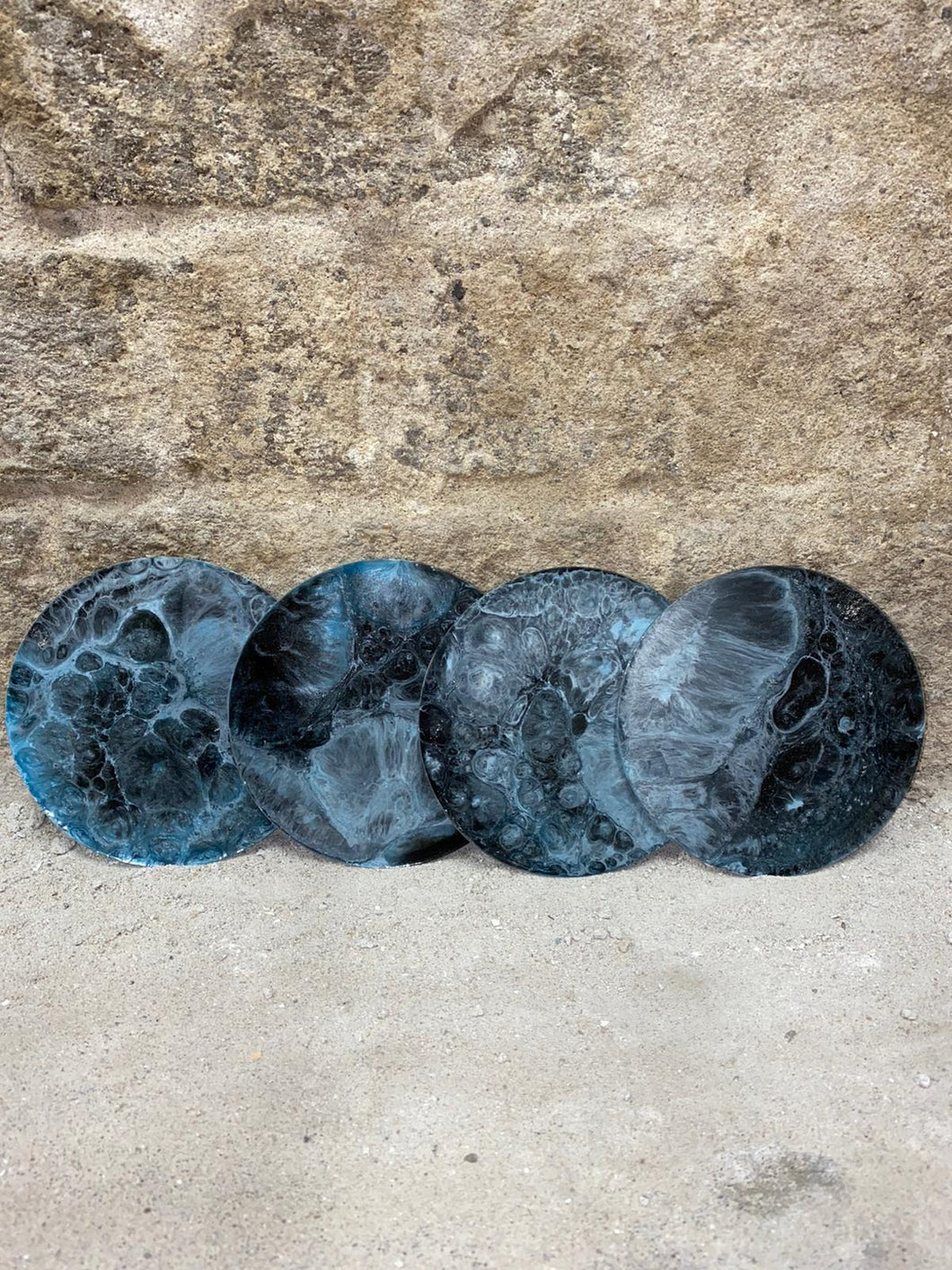 schipper patroon Aardewerk Onderzetters Dirty pour blauw, wit, zwart epoxy design – JA Epoxy Art